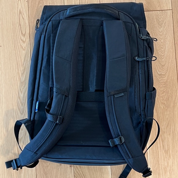 *Like New* Thule Paramount Commuter 27L Backpack - Picture 7 of 12